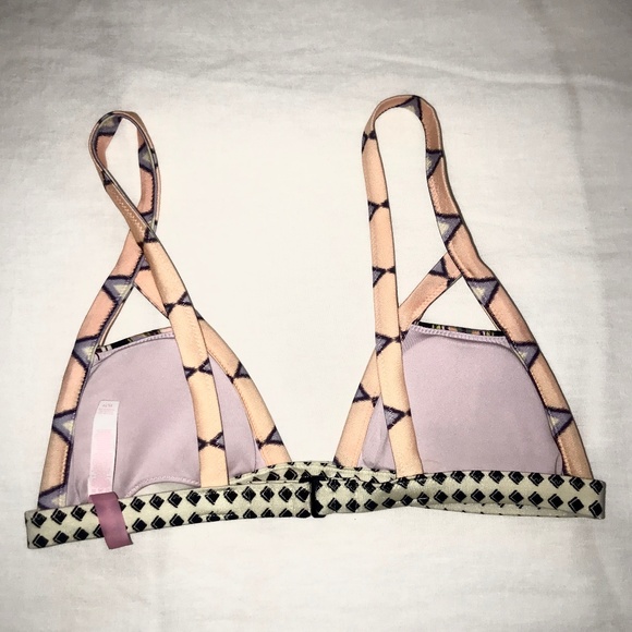 ⭐️VictoriaSecret Geo Tribal Bikini Top Size:XS EUC - Picture 2 of 2